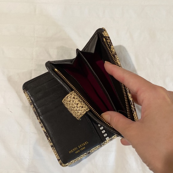 Beautiful leather Henri Bendel wallet - Picture 6 of 6